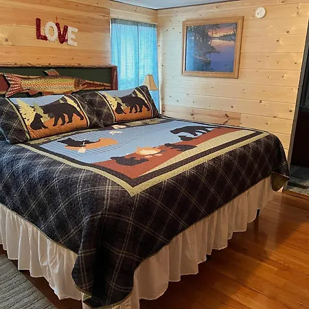 Twin Oaks Vila